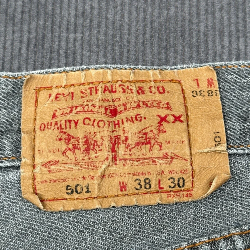 Levis 501 Mens Straight Leg Button Fly Gray Denim Jeans 38x30 Vintage Look Y2K